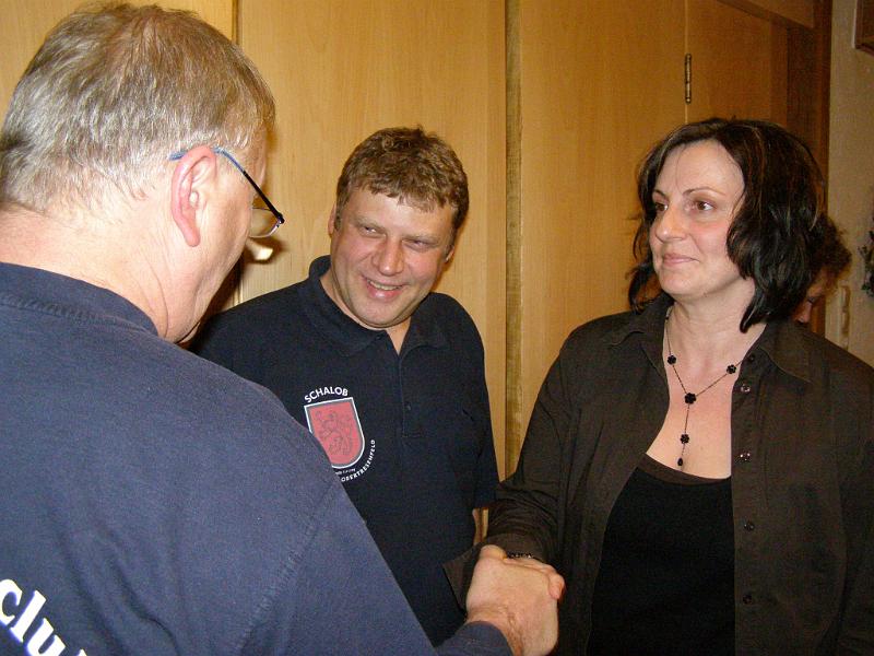 JHV_16.JPG - Lorenz Haberkorn dankt Maria und Reinhold Biller für die 15-jährige Treue zum Verein.