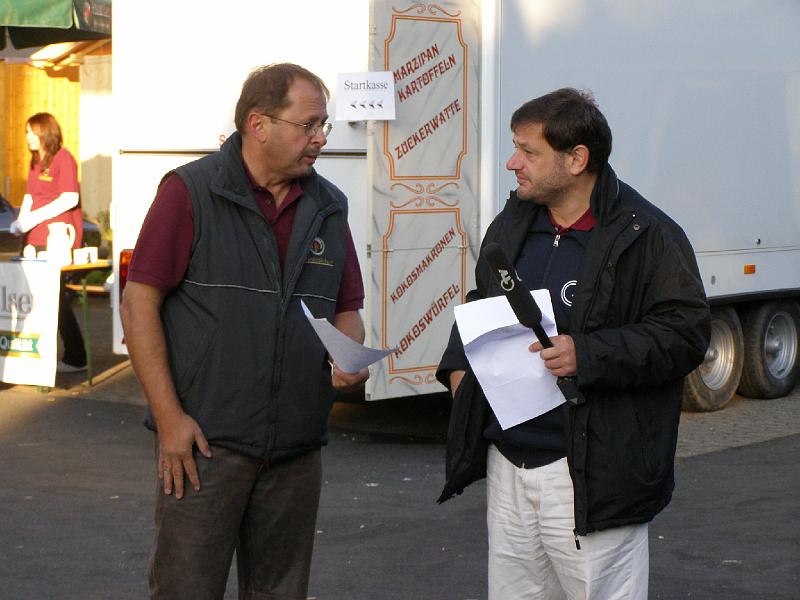 Chef_Brauerei.JPG - Der Fernsehsender "Oberpfalz-TV" beim Interview mit Helmut Radimerski, dem Mitorganisator der Friedenfelser Bierwanderung.