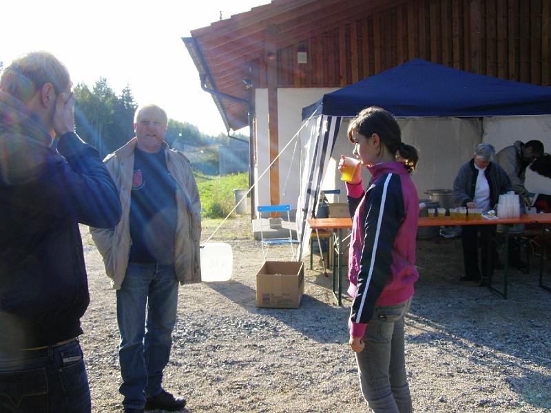 Station_1_Sonne.JPG - Heiße Brühe an der Kontrollstation 1 an der Steinwald Schießanlage schmeckt bei kühlen Temperaturen bestens.