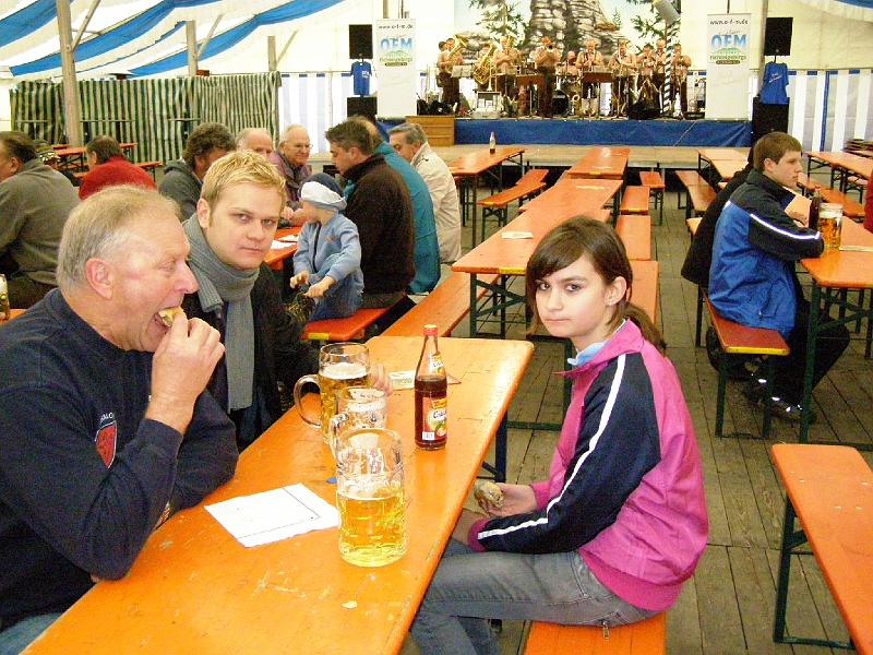 Zelt.JPG - Entspannung nach dem anstrengenden Marsch im Friedenfelser Festzelt.
