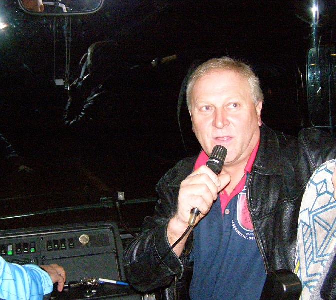 Lenz_gruss.JPG - Präsident Lorenz Haberkorn begrüßt die Teilnehmer der Kneitinger-Fahrt 2008.