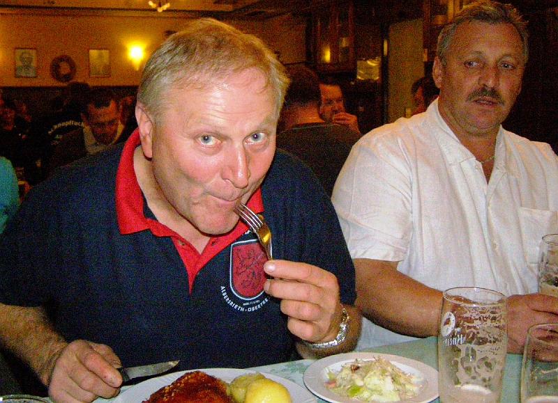 Lenz_schmeckt.JPG - Die Schweinshaxn sind da: der Präsident ist nicht mehr zu bremsen.