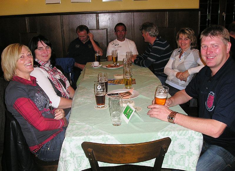 Runde_2.JPG - Gleich kommt das Essen, dazu süffige Kneitinger-Biere.
