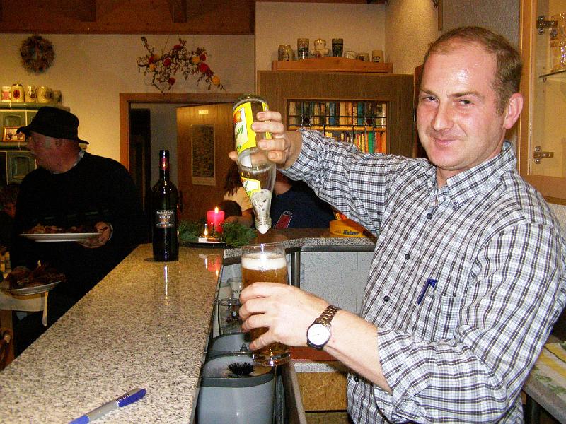 Sschaenke.JPG - Auch für den Durst war bestens gesorgt: Mundschenk Michael bei der Arbeit.