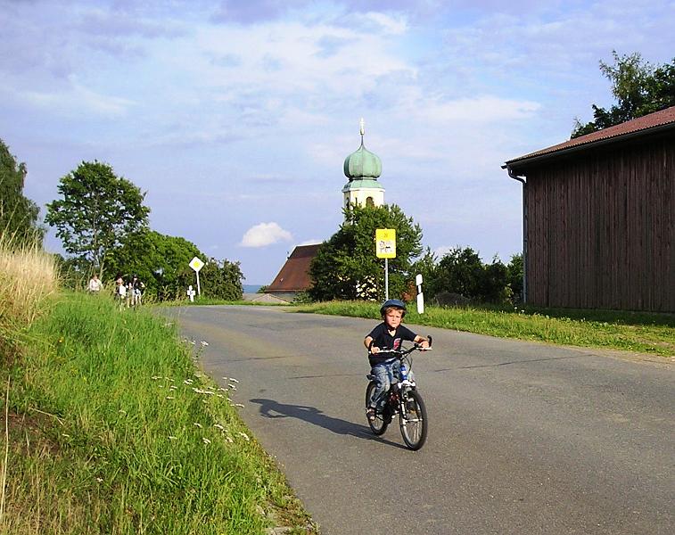 Kirche_Miesbrunm.JPG - Los kann's gehen auf der steilen Abfahrt von Miesbrunn nach Pleystein.