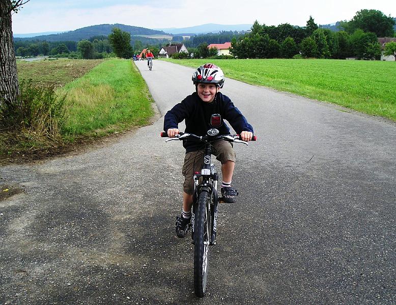 Nicolas_spass.JPG - Nikolas hat den Berg geschafft, im Hintergrund naht das Hauptfeld (bei Zengerhof).