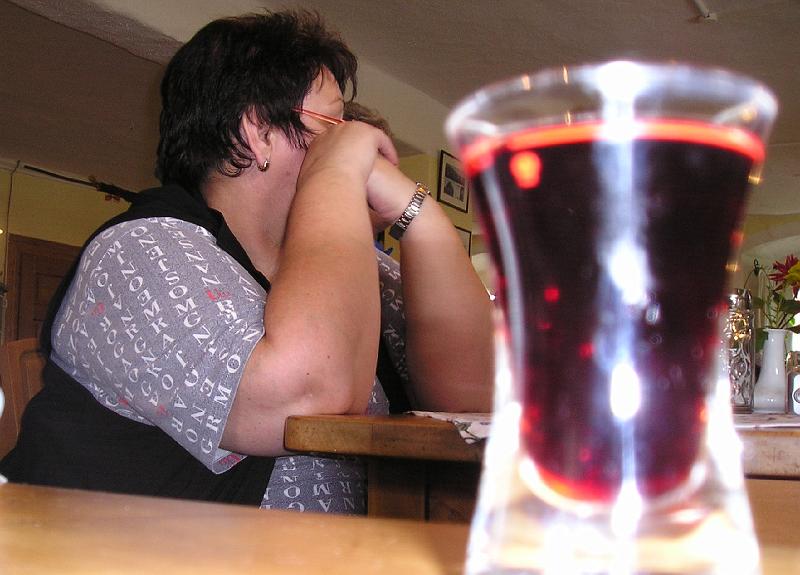 Stamperl.JPG - Nach dem Essen zur Verdauung ein Schnapserl, da kann man nicht mehr hinschauen.