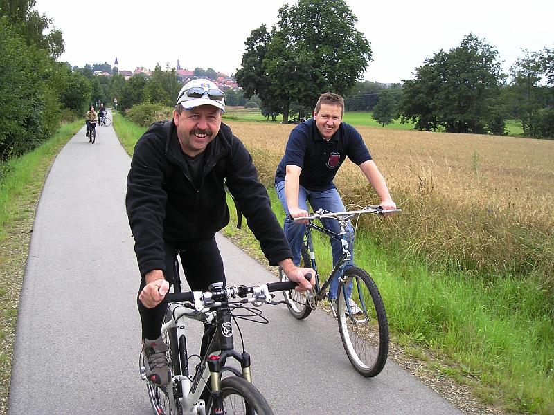 VOH_ab.JPG - Toni und Stefan genießen die ersten Meter nach dem Start in Vohenstrauß.