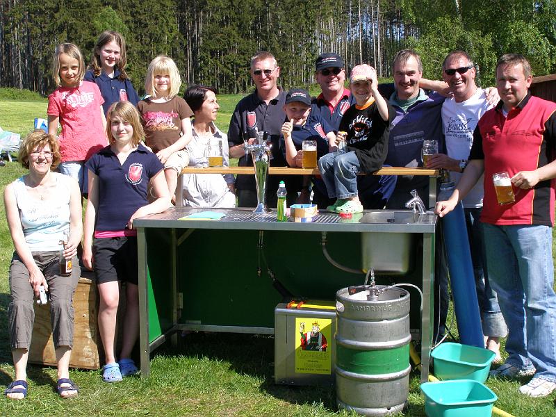 Abbaurunde.JPG - Die Zeltstadt ist abgebaut - die letzte Gruppe des Schalobs an der Theke. Schön und lustig war's! Auf eine Neues 2009!