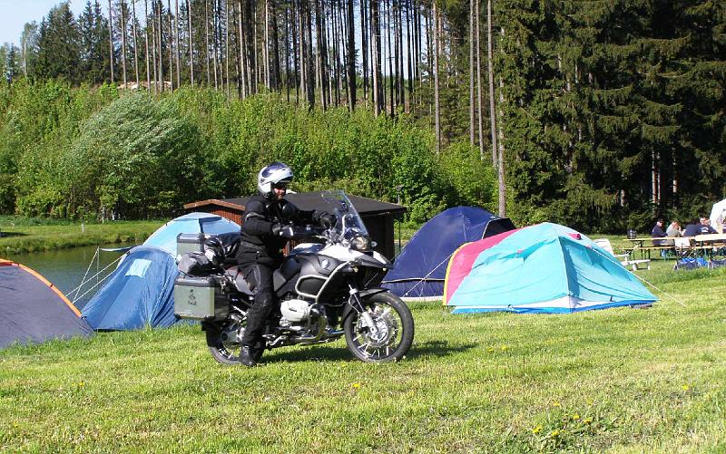 Edi_Faehrt.JPG - Edi mit seinem Mustang auf dem Weg nach Hause.