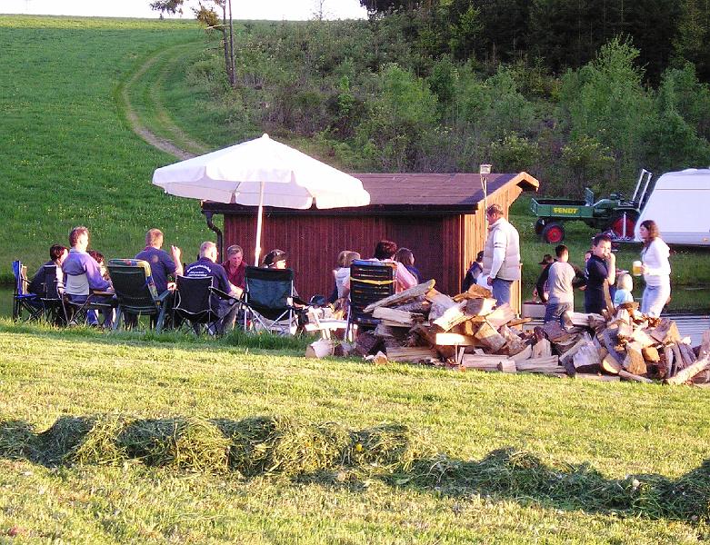 Holzrunde.JPG - Abendliche Runde am Lagerfeuer.