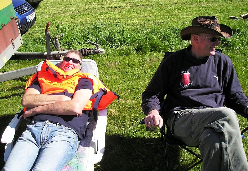 Schwimmweste_Schorsch.JPG - Schwimmwesten helfen auch beim Liegen.