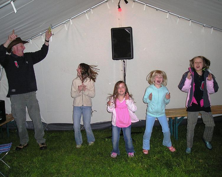 Tanzrunde.JPG - ...auch die Mädels tanzen fest mit.