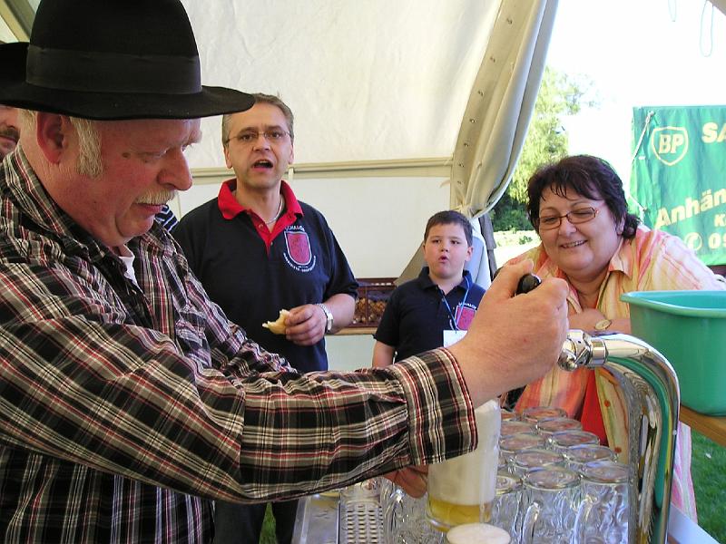 Zapfen_erstes_Bier.JPG - Das erste Bier wird gezapft.