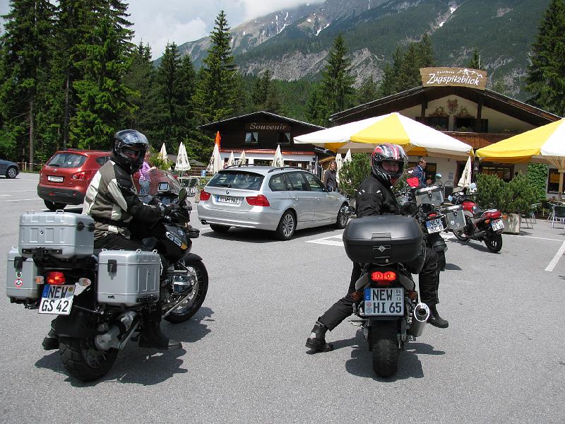 001_Anreise_Zugspitze.JPG - Die Schalob-Biker auf dem Weg nach Süden: Zwischenstation an der Zugspitze.