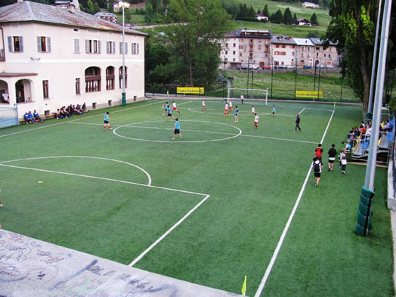008_Fussball_Bormio.JPG - Kleiner Fußballplatz in Bormio mit Kunstrasen, an den steilen Berghängen wäre es problematisch.