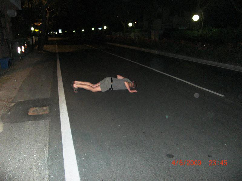 018_Sirmione_Edi_lauscht.JPG - Erste Nacht in Sirmione und Edi liegt schon auf der Straße.