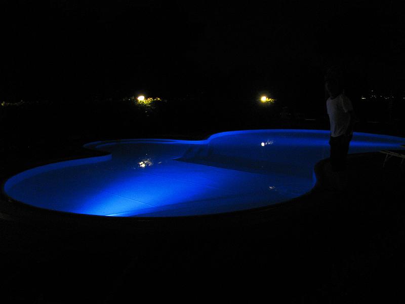 019_Sirmione_Pool.JPG - Attraktive Nachbarschaft am Hotel in Sirmione: der futuristisch gestaltete Pool lädt zum Baden ein.