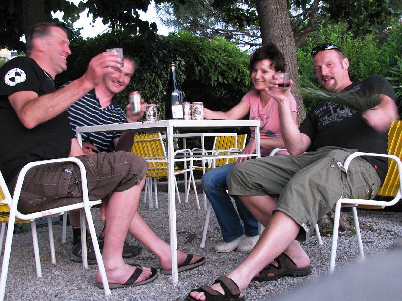 032_Letzter_Abend_Sirmione.JPG - Der letzte Abend in Sirmione: Abschied nehmen fällt bei gutem Wein und attraktivem Umfeld nicht leicht.