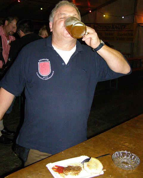 Sa_H_03.JPG - Noch kurz eine kräftige Brotzeit und ein Schluck Bier - danach geht es für Sepp ran zum Bedienen.