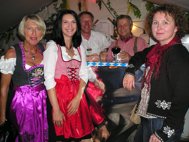 Sa_R_03.JPG - Die Trasafelder Trachtengruppe im Weincafe.