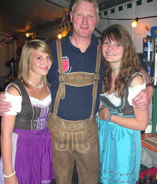 Sa_R_08.JPG - Der Häusl-Franz mit zwei seiner charmanten Bardamen.