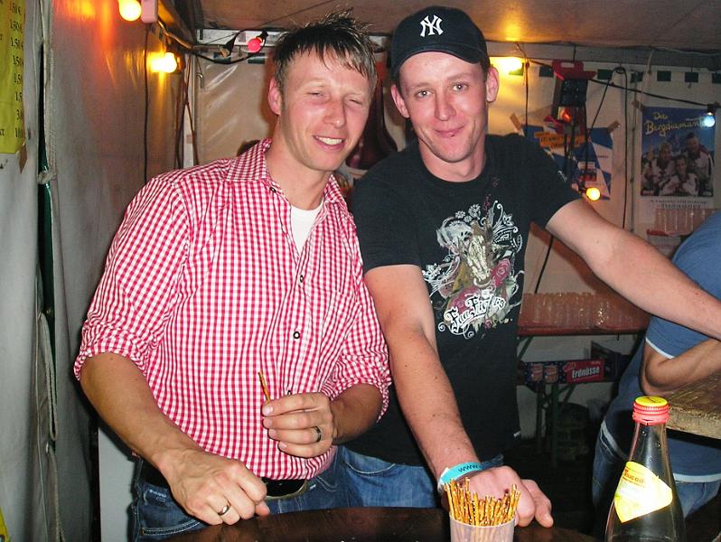 Sa_R_09.JPG - Barkeeper Stefan (links) verlor seine Gäste selten aus den Augen.