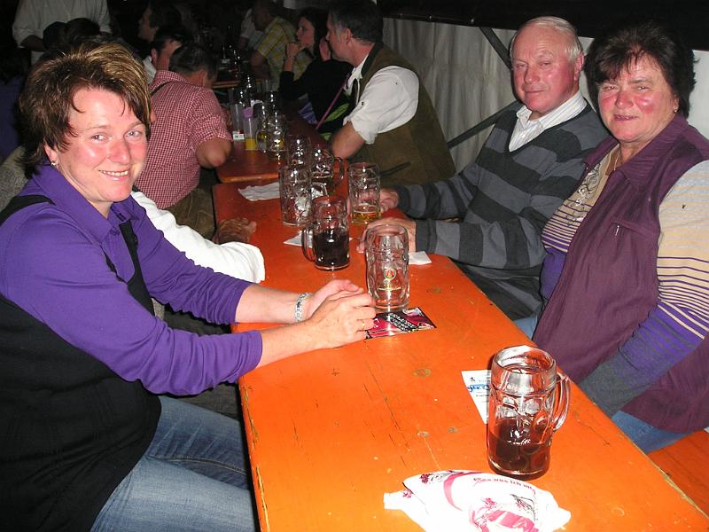 Sa_R_13.JPG - Herbert und Gitte (rechts) fühlten sich auf ihrer Wiese pudelwohl.