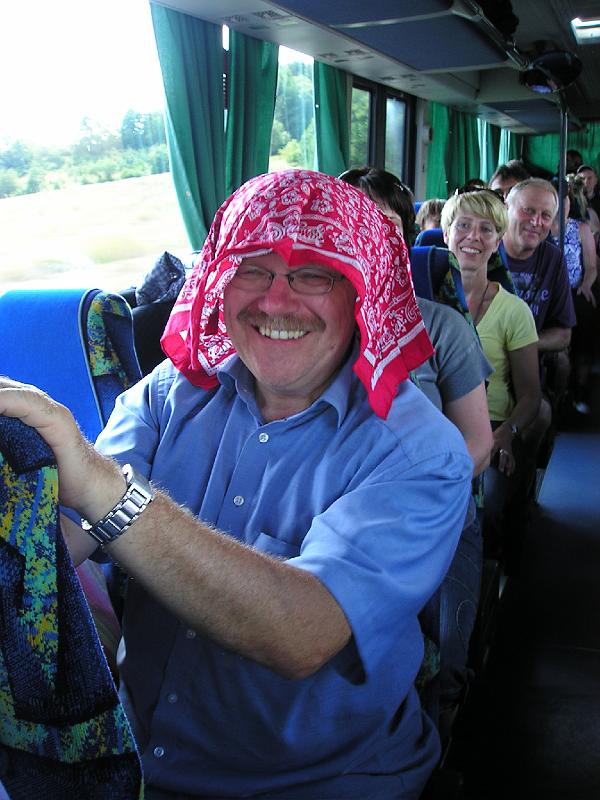 22_Geisel.JPG - Schwitzender Scheich Abu Hadschi Han Nes im dampfenden Dschungelbus.