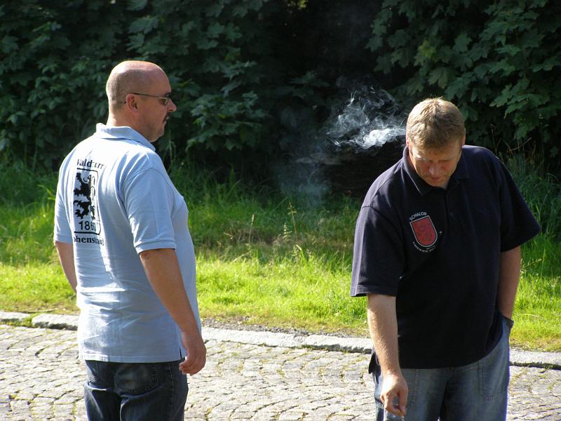 Geisel_03.JPG - Vergnügunsgwart Reinhold (rechts) und Busfahrer (bzw. Oberlöwe) Harald bei einer Raucherpause.