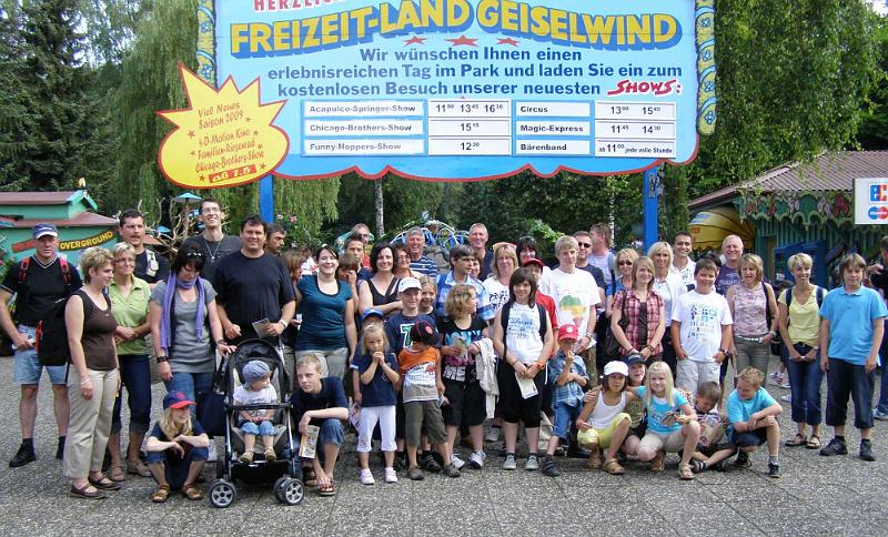 Geisel_06.JPG - Die 56 Personen zählende Reisegruppe des Schalobs am Eingang in Geiselwind.