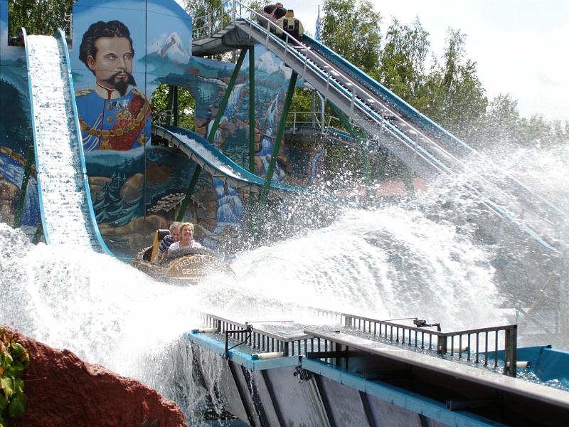 Geisel_12.JPG - Willkommene Abkühlung im heißen Freizeitpark: die begehrte Wildwasserrutsche.