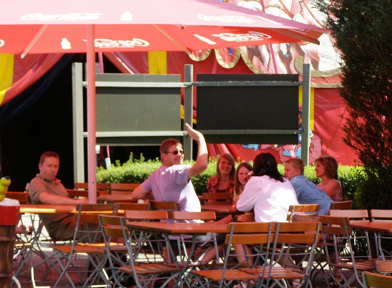 Geisel_28.JPG - Kleine Ziwschenpause in einem schattigen Biergarten weckt müde Lebensgeister.