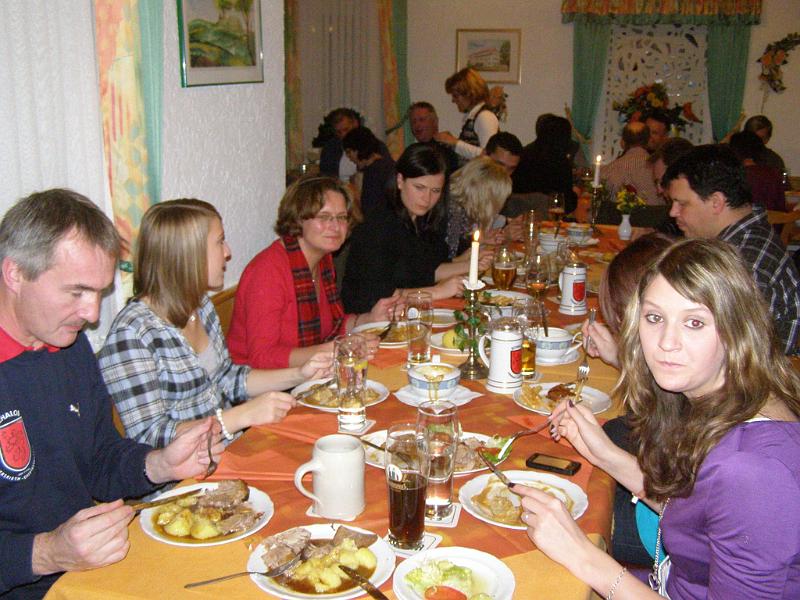 JHV_02.JPG - Vor den Berichten steht erst das Essen: gemischter Braten bei der Emma schmeckt vorzüglich.