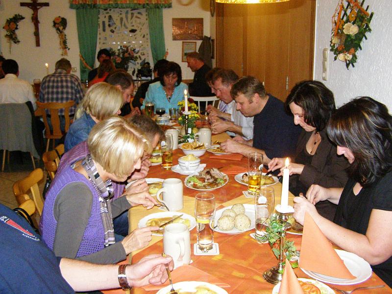 JHV_03.JPG - Knödel, Fleisch und - Appetit, soweit das Auge reicht.