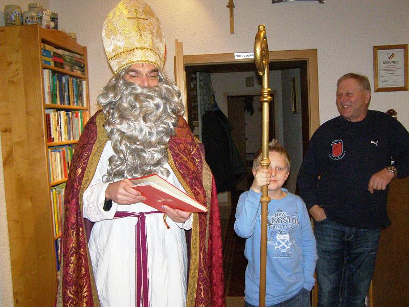 Schalob_11.JPG - Ob der Nikolaus das mag? Eine Hand in der Tasche, in der anderen den Stab, Nikolas (Bildmitte) macht das ganz cool.