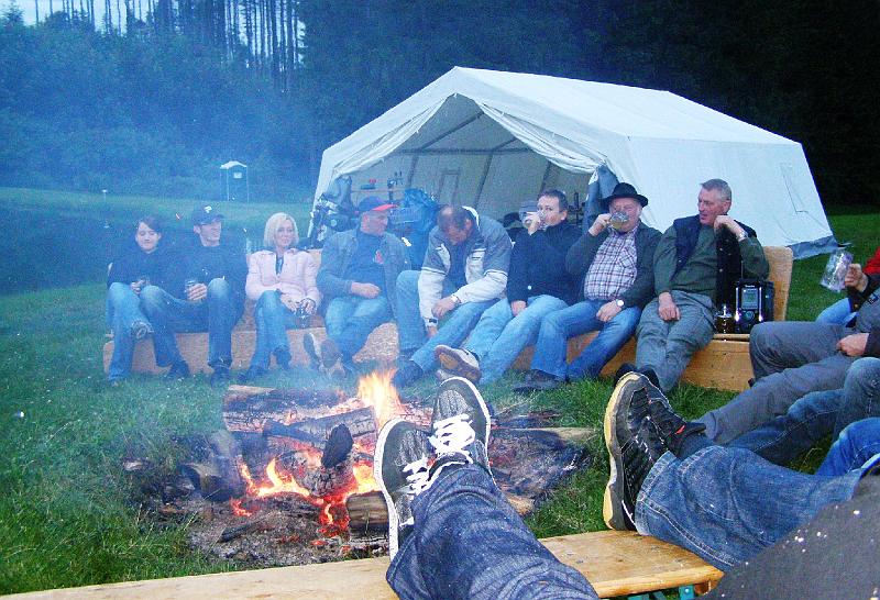 Frei_5_ha.JPG - Nach dem Abendessen ist - wie immer - Lagerfeuersitzen angesagt.