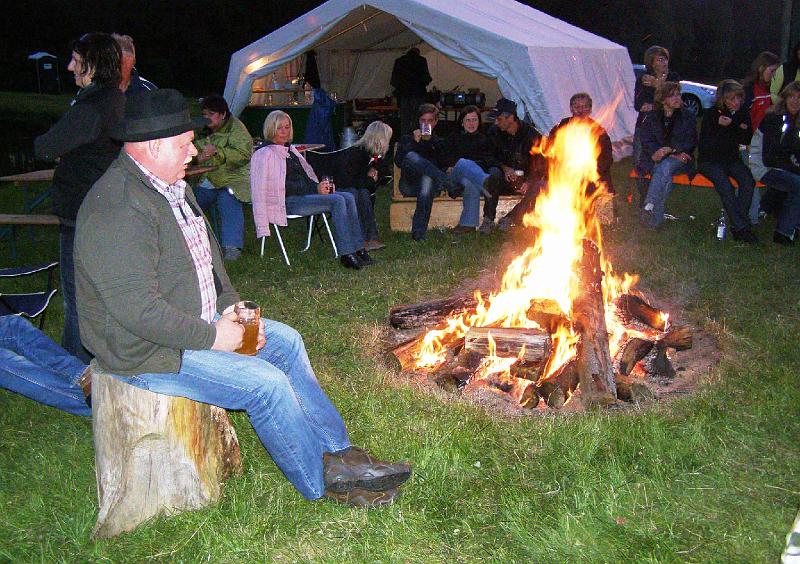 sams_13_ha.JPG - Auch auf einem Holzstamm ist gut sitzen (und trinken).