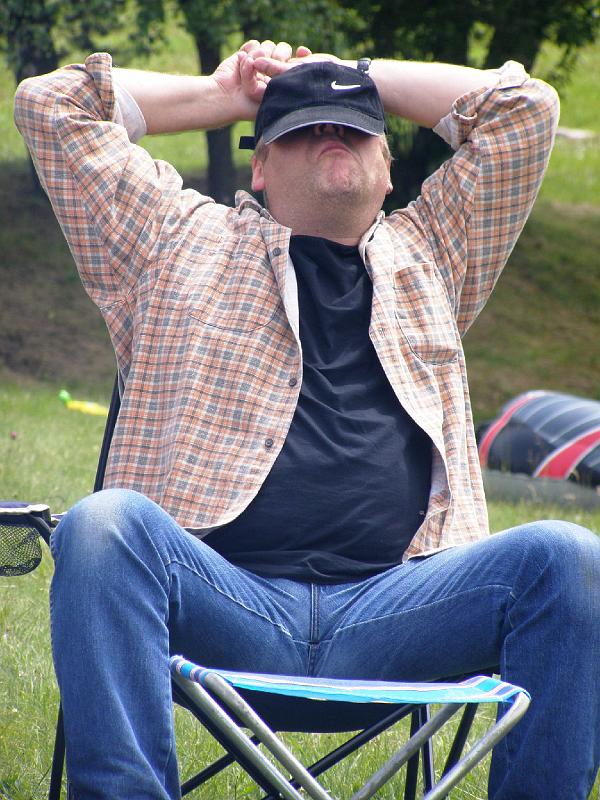 sams_6_ha.JPG - "Mei, bin i müd!" - Kurzes Dahindösen nach dem Frühschoppen.