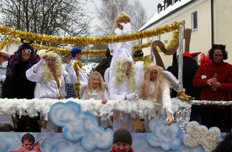 Fasch_Zug_10_22.JPG - Engelchen verteilen Süßigkeiten.