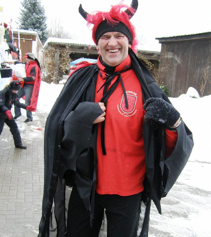 Fasch_Zug_10_33.JPG - Die Farben harmonieren prächtig: das Schalob-Hemd und das Teufelskostüm.