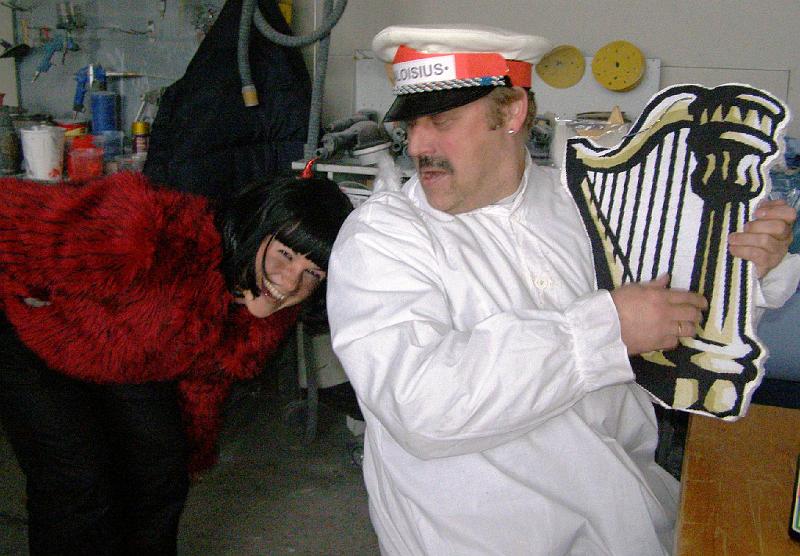 Fasch_Zug_10_42.JPG - Ein Teufelchen stört einen Engel beim Harfenspiel.