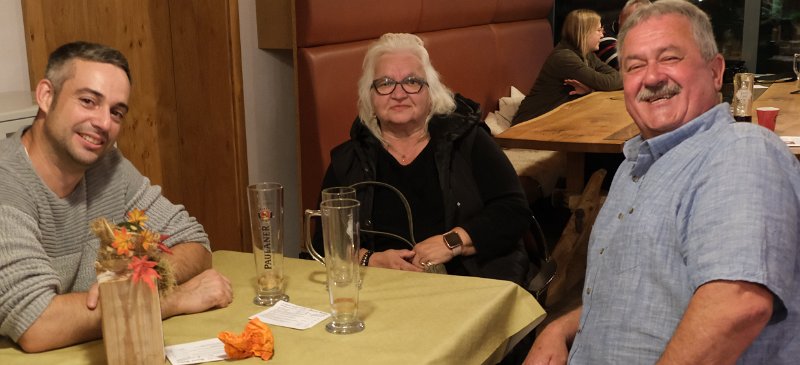 50-Jahre-Schalob_25.JPG - Anita und Rainer (rechts), die Mitglieder aus Wildenau/Plößberg, fühlen sich wohl. Auch Andreas genießt den Abend.