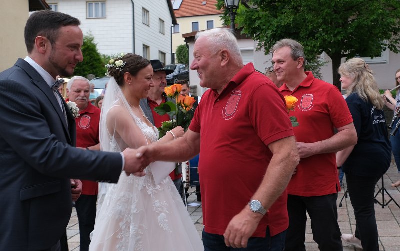 Arlbauer-Hochzeit_18.JPG - Der Präsident Lorenz Haberkorn gratuliert, danach folgen  Stefan und die Vizepräsidentin Christa Kick. 